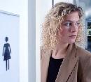 Frau vor Toilette