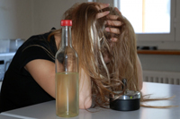 Ein kleiner Schluck vor dem Schlafengehen - sorgt eher für einen unruhigen Schlaf und langfristig sogar für Schlafstörungen (Foto: Paul-Georg Meister  / pixelio.de)