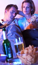 Mit Bier vor dem Fernseher