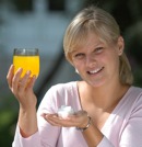Frau mit Limonadenglas und acht Würfelzucker