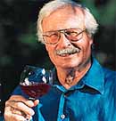 Mann mit Rotwein