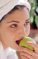 Apfel essende Frau