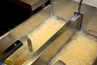 Beim Frittieren entstehen gefährliche und gesundheitsschädliche Stoffe, die die Gefahr einer Prostatakrebs-Erkrankung steigern (Foto: Paul-Georg Meister / pixelio.de)