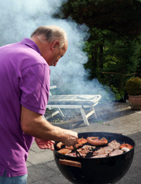 Männer mögen gegrilltes Fleisch und nehmen dadurch viele ungesunde Fette zu sich (Foto: Rainer Sturm / pixelio.de)