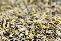 Der in Grünem Tee enthaltene Stoff Epigallocatechingallat (EGCG) kann Eiweißansammlungen lösen und damit Herz und Hirn schützen (Foto: segovax  / pixelio.de)