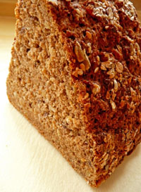 Vollkornbrot vermindert das Risiko für Schlaganfall, Herzinfarkt und Diabetes (Gabi Schoenemann/ pixelio.de)