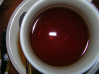 In Inhaltsstoffe von grünem Tee schützen die Blutgefäße (Foto: J2theC/pixelio.de)