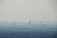 Luftverschmutzung - hier Köln bei Smog - verändert die Herzstruktur und erhöht das Risiko für Herzschwäche (Foto: Thomas Max Müller / pixelio.de)