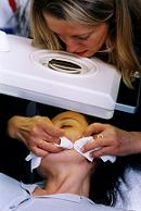 Kosmetikerin mit Kundin