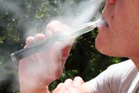 Die langfristigen Auswirkungen der E-Zigarette und des Tabakerhitzers auf die Gesundheit sind noch überhaupt nicht bewertet worden (Foto: obs/Clicksmoker/336ft GmbH)